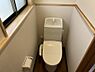 トイレ：（リフォーム済）トイレはTOTO製の温水洗浄機能付きに新品交換しました。表面は凹凸がないため汚れが付きにくく、継ぎ目のない形状でお手入れが簡単です。節水機能付きなのでお財布にも優しいですね。