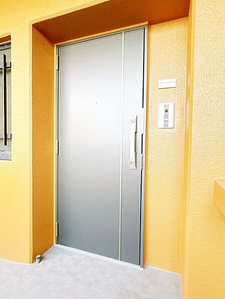 【現況:玄関(外)】玄関は上下のダブルロック型。窓には格子もついておりますので防犯上も安心しますね。サッシのクリーニングと鍵の交換が行われる予定です。前回の大規模修繕時に交換されておりますので見た目…