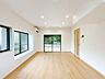 リビング/ダイニング：【リフォーム済】南側約12帖のLDK別アングルです。天井・壁クロス張替、フロア仕上げ、照明器具交換、火災報知機設置、エアコン新品設置。大きな窓があり、陽光が心地よいので、家族団欒にぴったりの空間です。