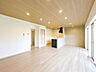 リビング/ダイニング：【リフォーム済】南側約16帖のLDK別アングルです。天井・壁クロス張替、フロア仕上げ、照明器具交換、火災報知機設置。対面キッチンを採用。大きな窓があり、陽光が心地よいので、家族団欒にぴったりの空間で…