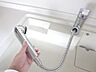 キッチン：【同仕様写真】新品交換予定のキッチンの水栓は浄水栓です。きれいな水を作ってくれるのでお子様がいるご家庭等で役立ちそうですね