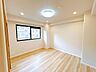 室内：【リフォーム済/7.6帖洋室】床はフローリング張り、壁・天井はクロスの張替えを行い、建具や照明交換を行いました。南に面した日当たりの良いお部屋となっております。