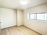 子供部屋：【リフォーム後写真】ダイニングキッチンは個室へリフォームしました。6帖の広さがあります。突っ張り棒をつけて頂ければ、ハンガーをかけられるスペースもありｍすよ。