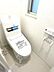 トイレ：トイレは新品に交換しました。壁紙の張替、クッションフロア工事を行い、清潔な空間に生まれ変わりました。