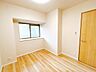 室内：【リフォーム後/4.9帖洋室別角度】床はフローリング張り、壁・天井はクロスの張替えを行い、建具や照明交換を行いました。