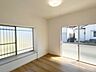 子供部屋：【リフォーム後】床はフローリング張り、壁・天井はクロスの張替えを行い、建具や照明交換を行いました。