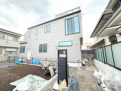 外観：■南西向きの為，陽の当たる時間が長く冬でも暖か住空間