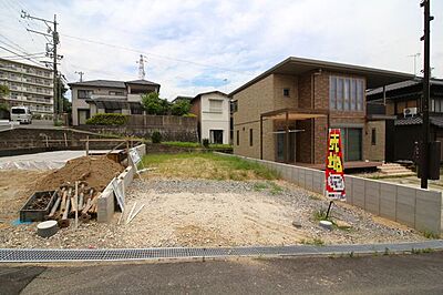 外観：コンビニ、薬局、スーパー徒歩10分圏内◎名鉄バス「鴨田住宅前」停より徒歩約5分◎周辺環境も充実して住みやすい環境となります。