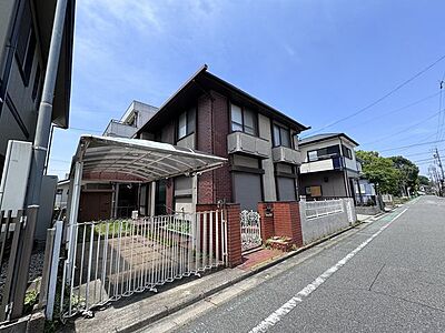 外観：ロフト付き、2階建ての中古戸建です。スーパーや薬局、コンビニまで徒歩10分圏内で住みやすい住環境です。