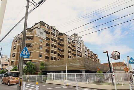 9階建て、4階部分のお部屋です。エレベーター付きのため、上り下りも安心です。