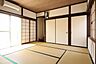 和室：約8帖の広々とした明るい和室です。リビングからも廊下からも出入りが可能で、客間としてもご利用いただけます。
