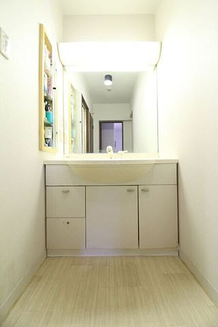 洗面用具を収納するスペースがあるので、散らかりがちな洗面用具もスッキリ片づけることができます。