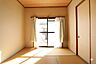 和室：南向きで日当たり良好です。一部屋和室があると安らぎますね。（CG加工の為、現況と異なります。）