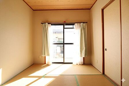 南向きで日当たり良好です。一部屋和室があると安らぎますね。(CG加工の為、現況と異なります。)