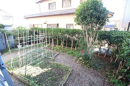 お庭付きなので、ガーデニング等もお楽しみいただけます。良い気分転換になりそうですね。