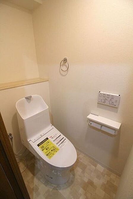 ホワイトカラーで統一された、清潔感があるトイレです。ペーパーホルダーは2個ついており、毎回ペーパーを補充する手間も省けますね。