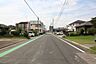 外観：前面道路幅員約8ｍです。対向車がきてもすれ違うことができるので安心ですね。