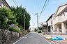 外観：ゆったり約6m幅の前面道路で、お車の出し入れも楽々。住宅街らしい落ち着きがあり、暮らしやすさを支えます。