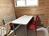室内：＊1階奥の部屋＊4人掛けのダイニングテーブルが置けるくらいの広さがございます！洗面台が完備されています！