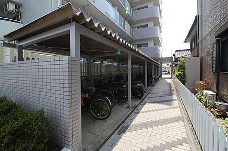 綺麗に整備された駐輪場です。屋根と塀で囲われているため大切な自転車やバイクも濡れずに済みそうです。