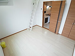 イー・シティIII 206 2階1Kのリビング/ダイニング