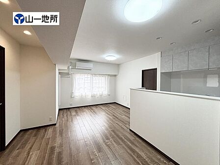 ナチュラルな色合いで統一された明るい室内空間