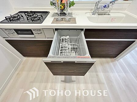 ビルトイン食器洗浄乾燥機付きのシステムキッチン。毎日の家事負担を軽減する嬉しい設備です。