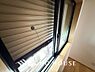 設備：戸建にも防犯機能のシャッターを完備しております。寒い冬でも中から開閉が可能ですのでラクラクな所も便利です。