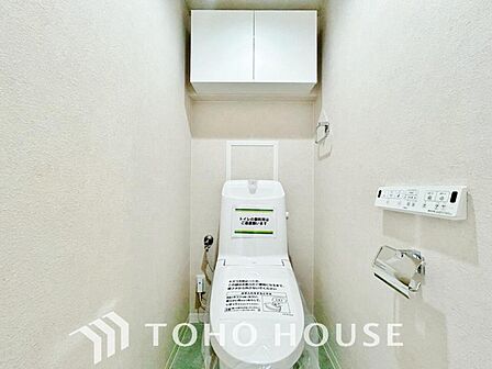 十分な広さと清潔感のあるカラーで纏まったおトイレ。時間に余裕とゆとりを持たせます。