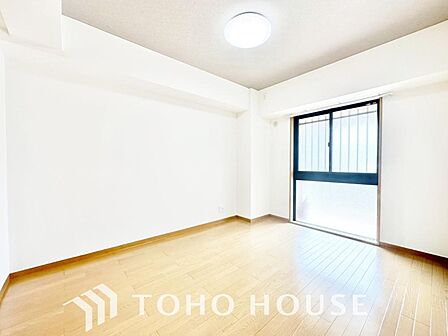 夫婦のプライベート空間として最適な広々とした主寝室。大型ベッドやドレッサーも余裕で配置できます。大型クローゼット完備で収納力も。一日の疲れを癒やし、心地よい眠りを叶える上質なプライベート空間です。