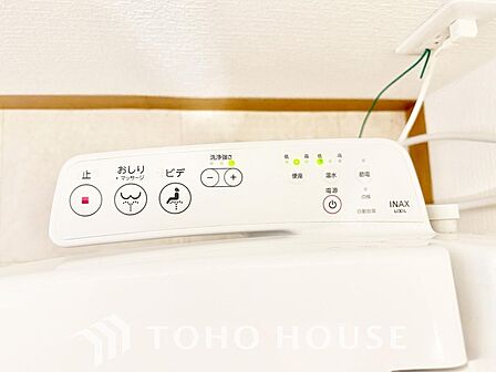【水回りの安心】トイレ関係の設備をリフォームして一新しました。もちろん、清潔で心地よい温水洗浄機能付き便座を完備。家族みんなが毎日気持ちよく、ストレスフリーに使える快適で衛生的な住環境が整っています。