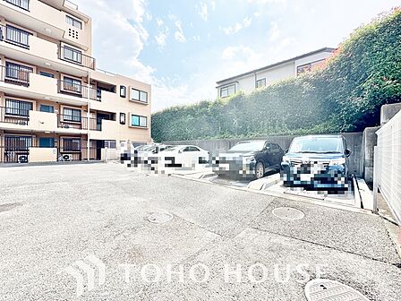 お出かけや日々の移動に便利な敷地内駐車場のあるマンション。車をすぐ近くに停められる安心感と利便性が、快適な新生活を支えます。区画のサイズ、現在の空き状況、料金等についてはお気軽にお問い合わせください。