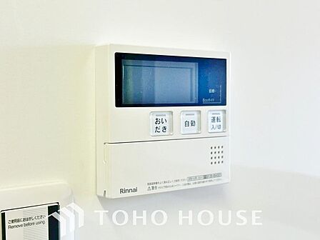 お風呂場と台所に操作リモコンがあり、キッチン近くにある給湯リモコンは、お料理の最中でもリビングで寛いでいるなかでもボタン一つで簡単に沸かせて便利ですね。