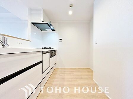 大型の冷蔵庫も配置できる広々としたキッチンスペースでお料理や家事をスムーズに進めることができます。