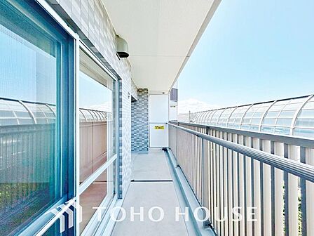 暖かい陽ざしが差込むバルコニー。晴れた日には、洗濯物が良く乾きます。風通しも良好です。