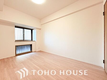 落ち着いたカラーの室内。インテリアやファブリックでお好みのテイストデザインを取り入れて頂けます。