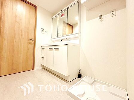 身だしなみのチェックがしやすい大きな鏡、下には収納がたっぷり。スッキリとした空間を演出いたします。