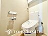 トイレ：【水回りの安心】トイレ関係の設備をリフォームして一新しました。もちろん、清潔で心地よい温水洗浄機能付き便座を完備。家族みんなが毎日気持ちよく、ストレスフリーに使える快適で衛生的な住環境が整っています。