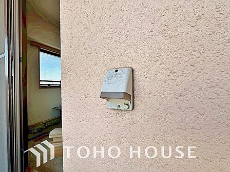 バルコニーに便利な屋外コンセントを設置。高圧洗浄機での掃除やホットプレートを使ったベランピング、イルミネーションの設置など多彩な用途で活躍します。屋外の活用度を広げ、日々の暮らしを豊かにする設備です。