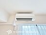 室内：エアコンは空気を汚さず場所も取らないので、お部屋を広く使えます。設置工事などの初期費用がカットできるのは嬉しいですね。日々の快適な室温を保ち、暮らしに心地よいゆとりをプラスする、家計に優しい設備です。