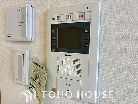 「見える安心」をカタチにしました。誰が来てもわかる様に、モニター付きインターホンを設置。来訪者を映像で確認できるため防犯性に優れ、日々の暮らしに確かな安心感をプラスする、家族に優しい住まいの設備です。