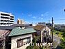 周辺：青空を感じられるバルコニーには、爽やかな風が吹き抜け、周辺には戸建住宅街の景色が広がります・・・。その豊かな眺望にふさわしい住空間には、通風と採光にも優れ、心地よい光と風があふれる設計となっています。