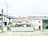 周辺：建物の居住性にこだわった邸宅は、「落ち着き」と「安らぎ」と「快適」を実現してくれます。「ホワイトナチュラルのテイスト」が、自然体で過ごせる心地良さを生み出し、家族の優しい時間がここでは流れてゆきます。
