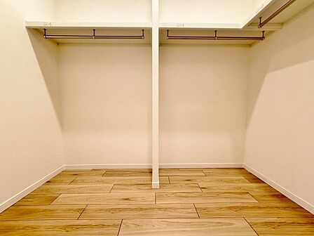 奥行きあるクローゼットを採用。衣装ケースや、掃除機といった物を収納できるような造りになっております。