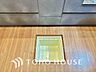収納：床下収納の場合は、使っていない空間を有効利用するので、キッチンを狭くすることなく収納場所を増やせます。床下のデッドスペースに保存食などを保管でき、調理エリアをいつでもスッキリと広々保つことが可能です。