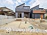 外観：建物の居住性に拘った邸宅は「落ち着き」と「安らぎ」と「快適」を実現してくれます。明るい光が差し込む広々としたリビングは家族が自然と集まる場所となり、何気ない日々の暮らしに豊かな笑顔と温もりを届けます。