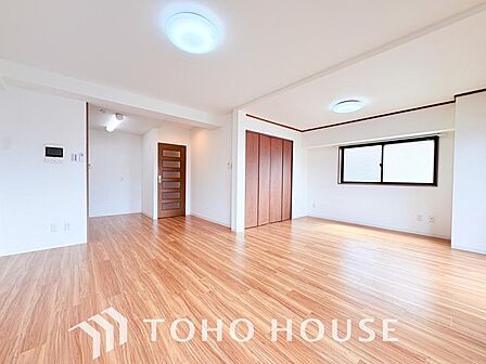 光が注がれる青い空から鮮やかに赤色にゆっくりと染まる。そんな優しい時間がここでは流れてゆく。
