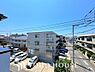 周辺：その豊かな眺望にふさわしい空間には、通風・採光にも優れ、心地よい光と風があふれています。窓辺に広がるとっておきの景色を眺めながら、日常の喧騒を忘れ、家族みんなが心からリラックスできる癒しの住空間です。