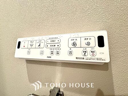 寒い冬でも快適な温水洗浄便座を完備。便座カバーを使わずに済むため、衛生面が気になる方も安心です。日々のお手入れがしやすく、清潔な状態を維持できます。いつでも温かい便座が毎日の快適な暮らしを支えます。