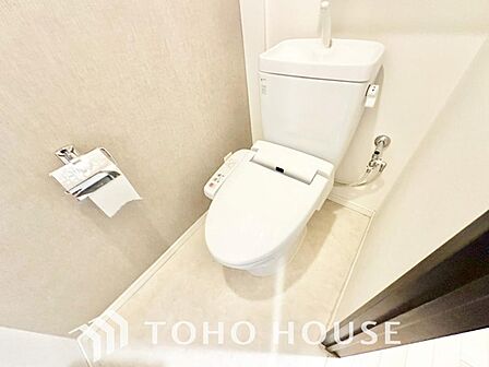 白で統一された清潔感あふれるトイレ。快適な温水洗浄機能付きで、毎日を心地よく過ごせます。お手入れの手軽さと明るく爽やかな空間設計が魅力のプライベート空間です。細部までこだわった仕様を現地でご覧下さい。